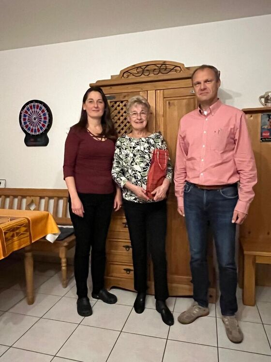 Sylvia Wimmer und Thorsten Frankenberger bedanken sich bei Heidi Sedlmeier für langjährige Mitgliedschaft im Vorstand
